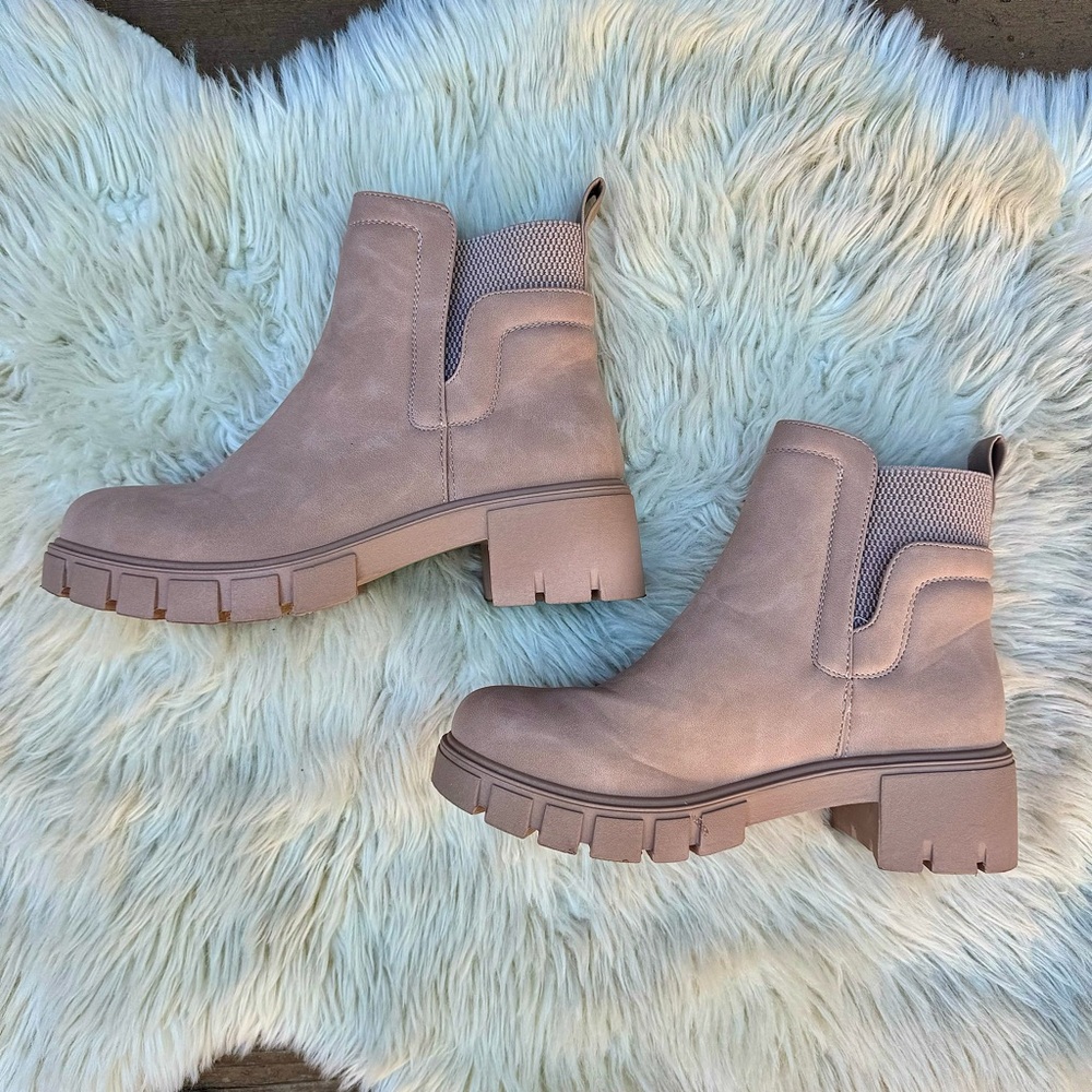 Qupid 💕 Dusty Pink Blush Lug Sole Ankle Faux Suede Fall Booties Womens Size 6